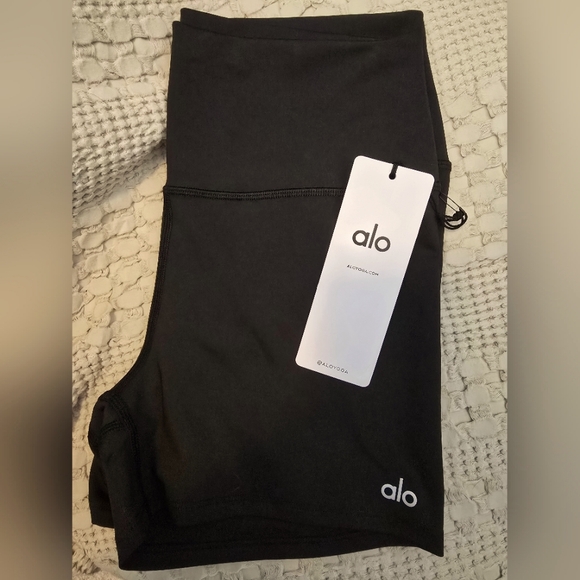 ALO Yoga Pants - ✨️BNWT✨️ ALO Yoga 3" Airlift Shorts in Black